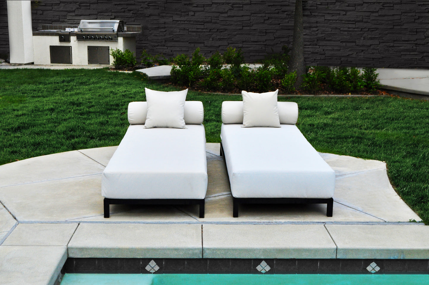 Volantes Outdoor White Chaise Lounger